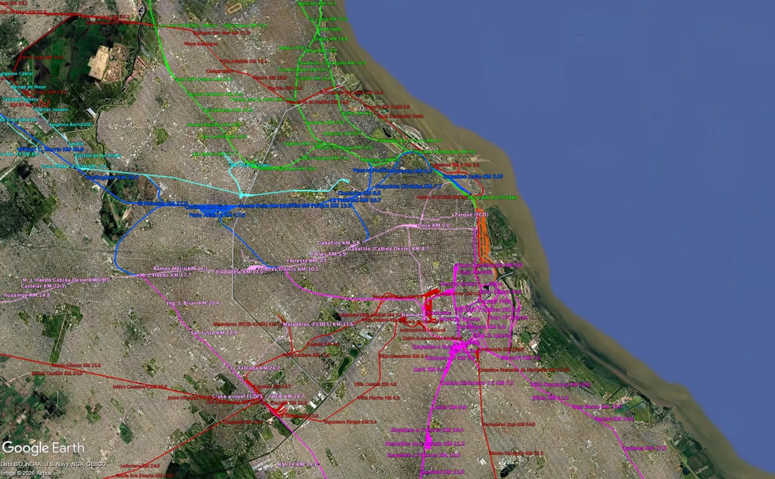 Captura de Ferromapas en Google Earth sobre Buenos Aires y el conurbano, con las líneas ferroviarias en colores y los nombres y kilómetros de las estaciones